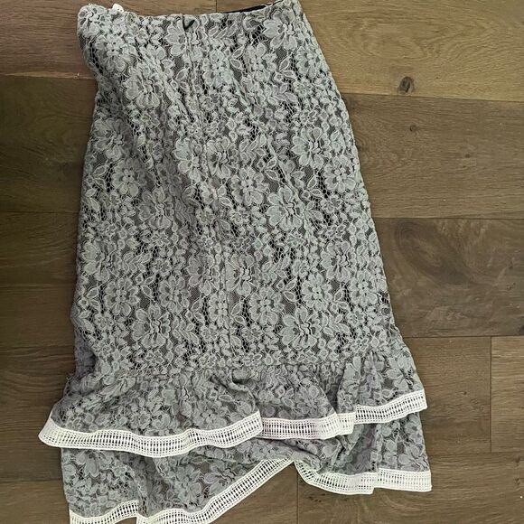 X by NBD Women’s Gray Floral Lace Ruffled A-Line Skirt Size Small - Picture 3 of 3